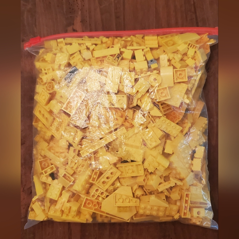 LEGO Bright Yellow Building Bricks - Picture 2 of 2